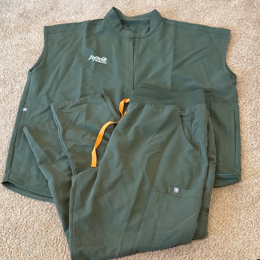 Figs AYA HEALTHCARE Green Scrub Pants & Oversized Top